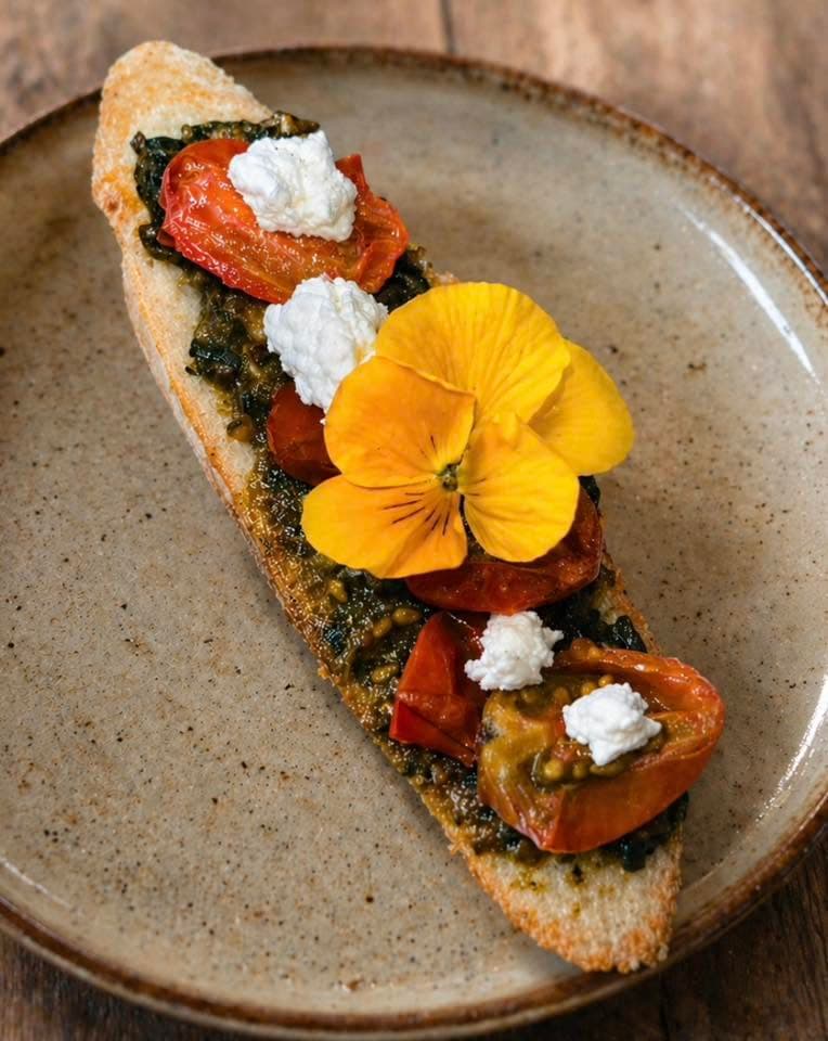 Bruschetta tomates confites et billes de burrata