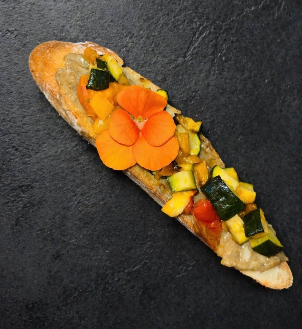 Bruschetta de légumes grillés, fleur comestible