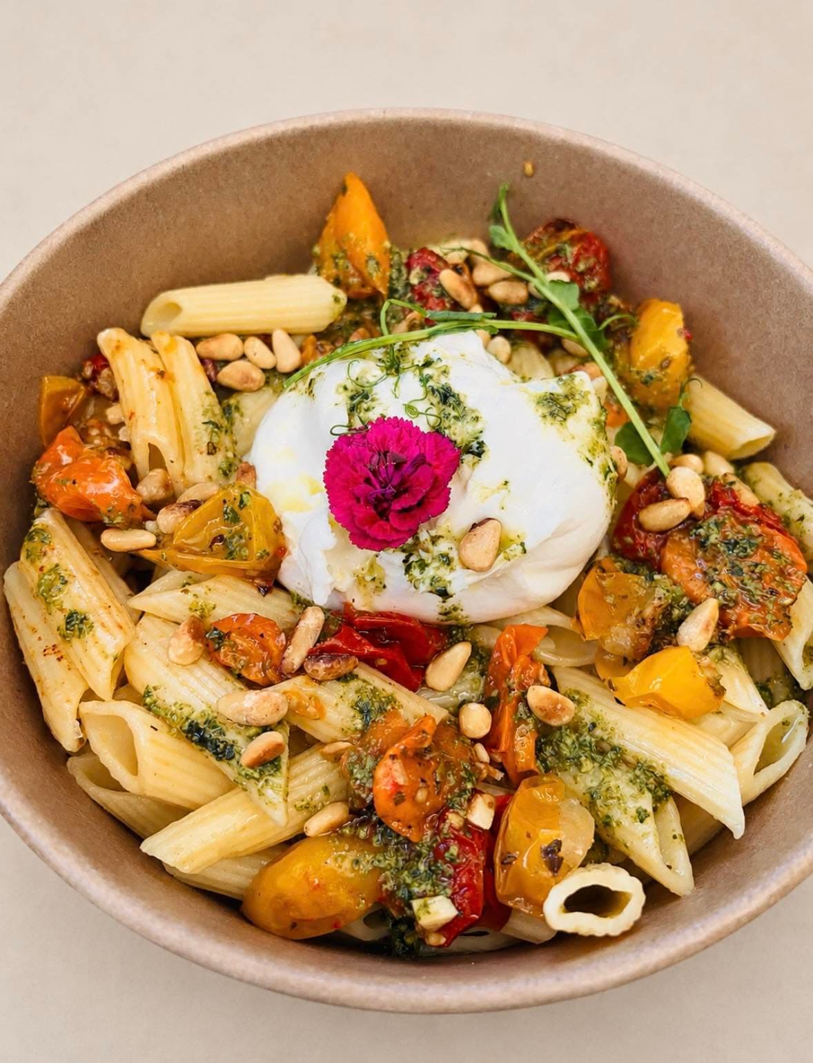 Penne, tomates confites, burrata et pesto