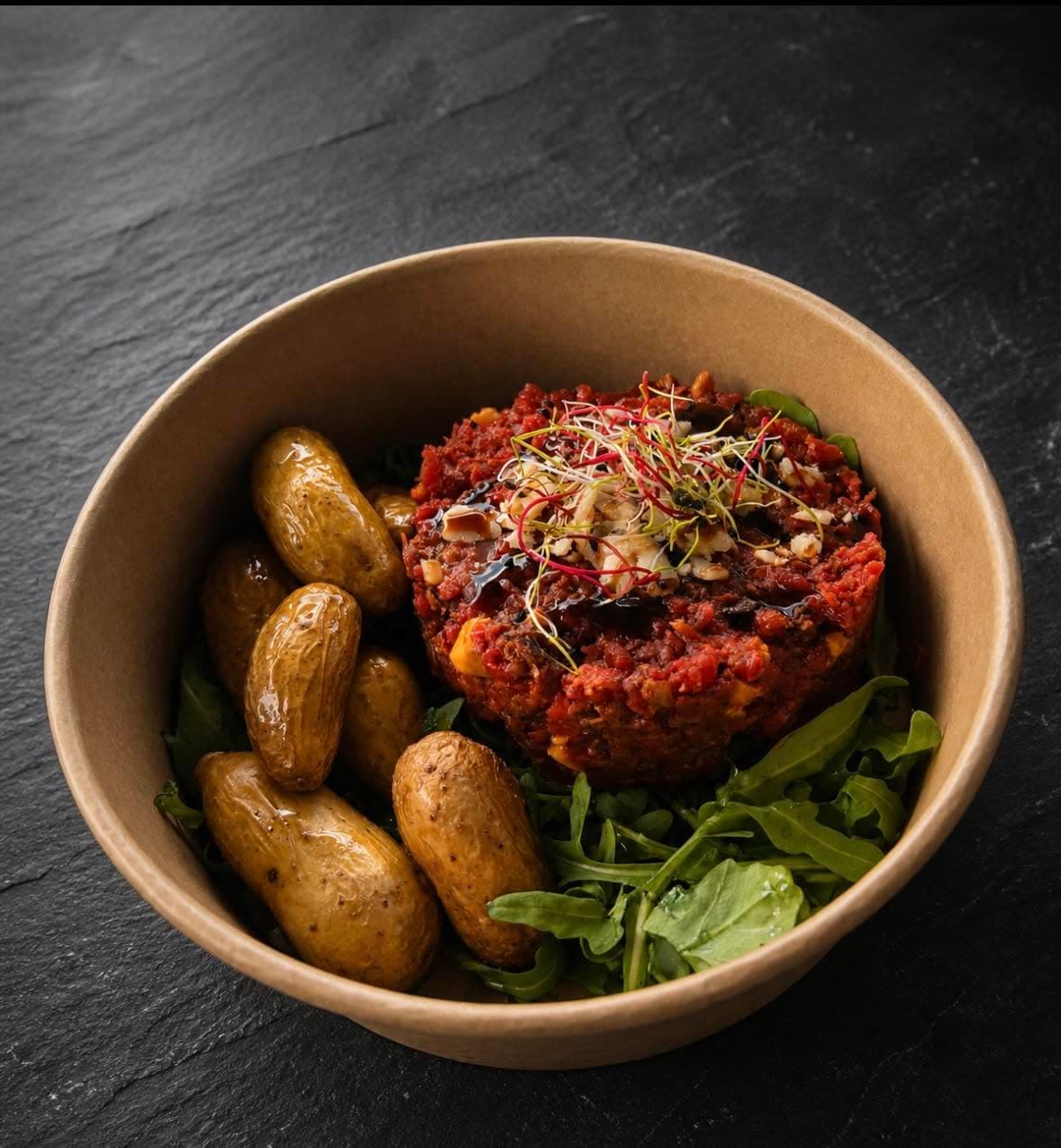 Tartare de tomates et patatas, roquette
