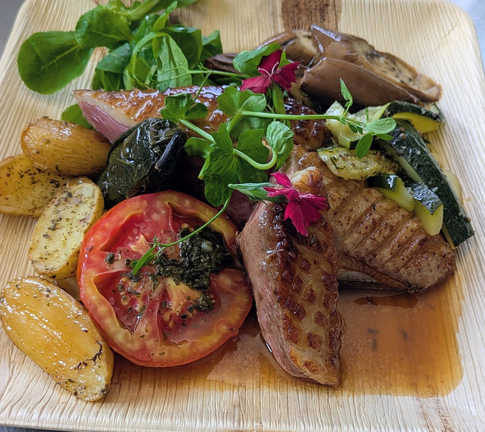 Assiette de canard grillé, légumes de saison rôties