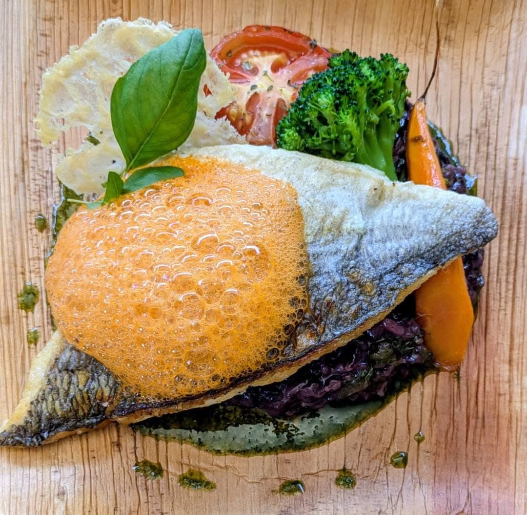 Bar grillé, écume et légumes de saison