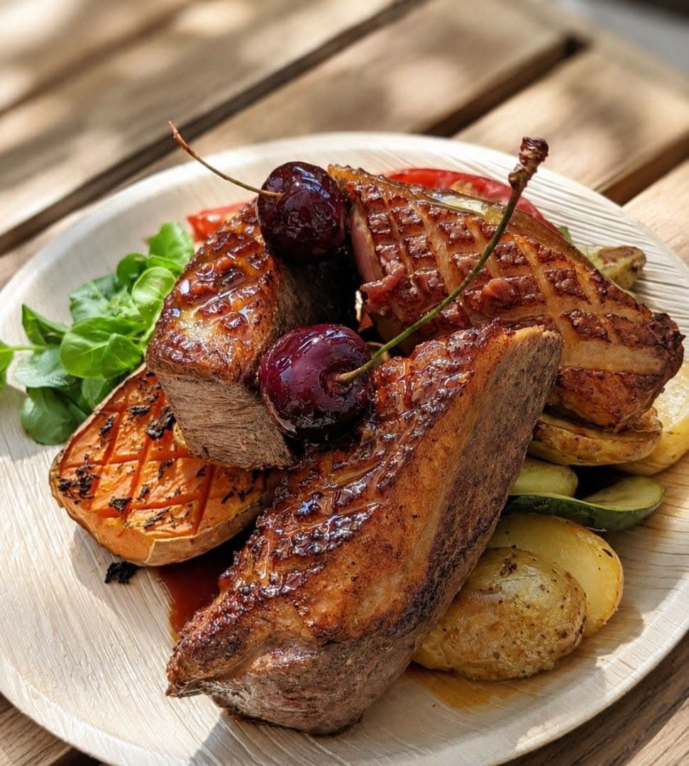 Magret de canard, cerises fraîches et légumes rôtis