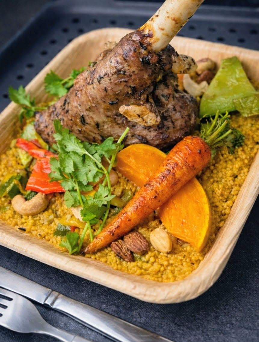 Souris d'agneau rôti, couscous aux fruits secs et légumes