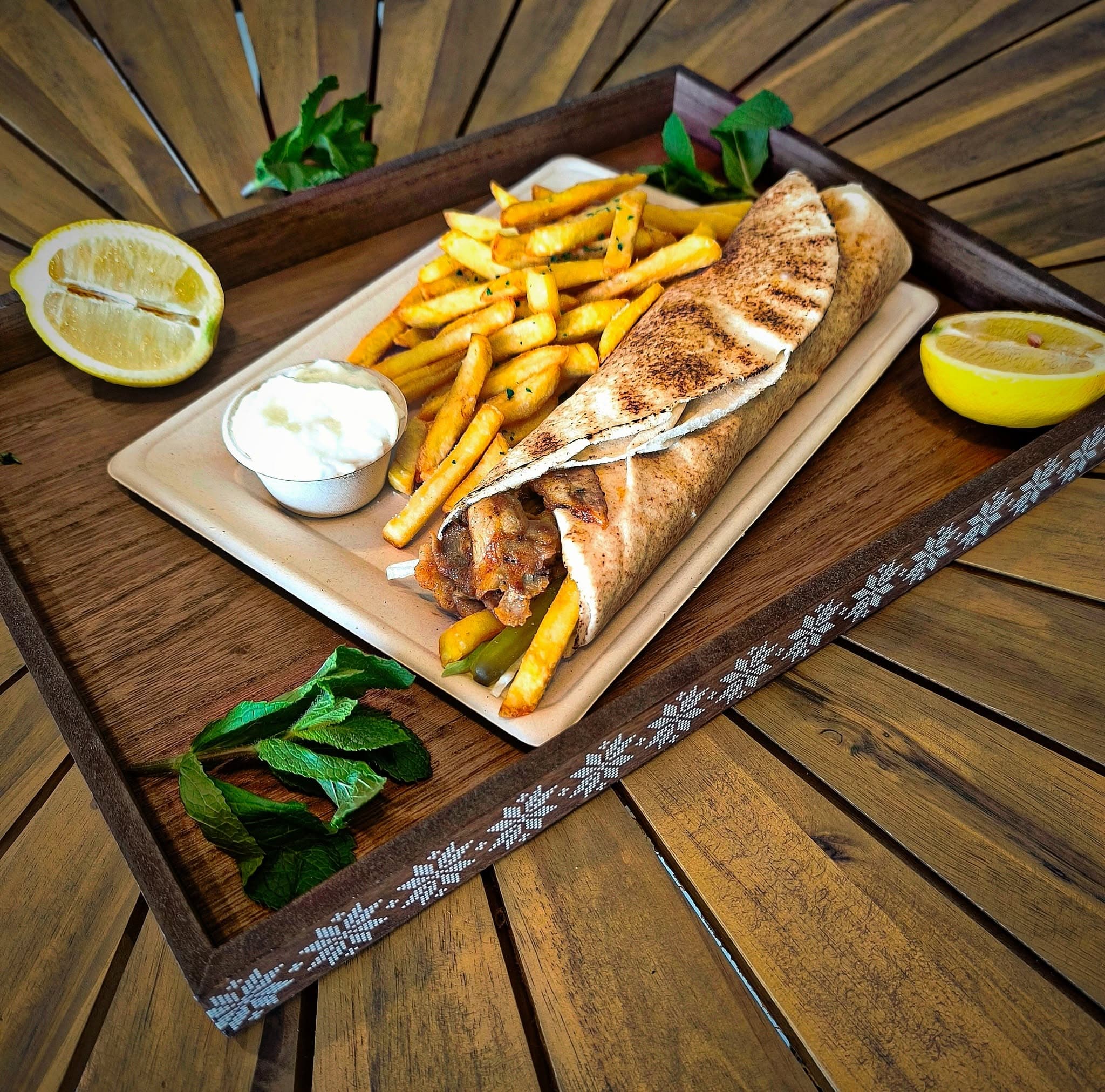 Chawarma roulé, servi avec frites maison
