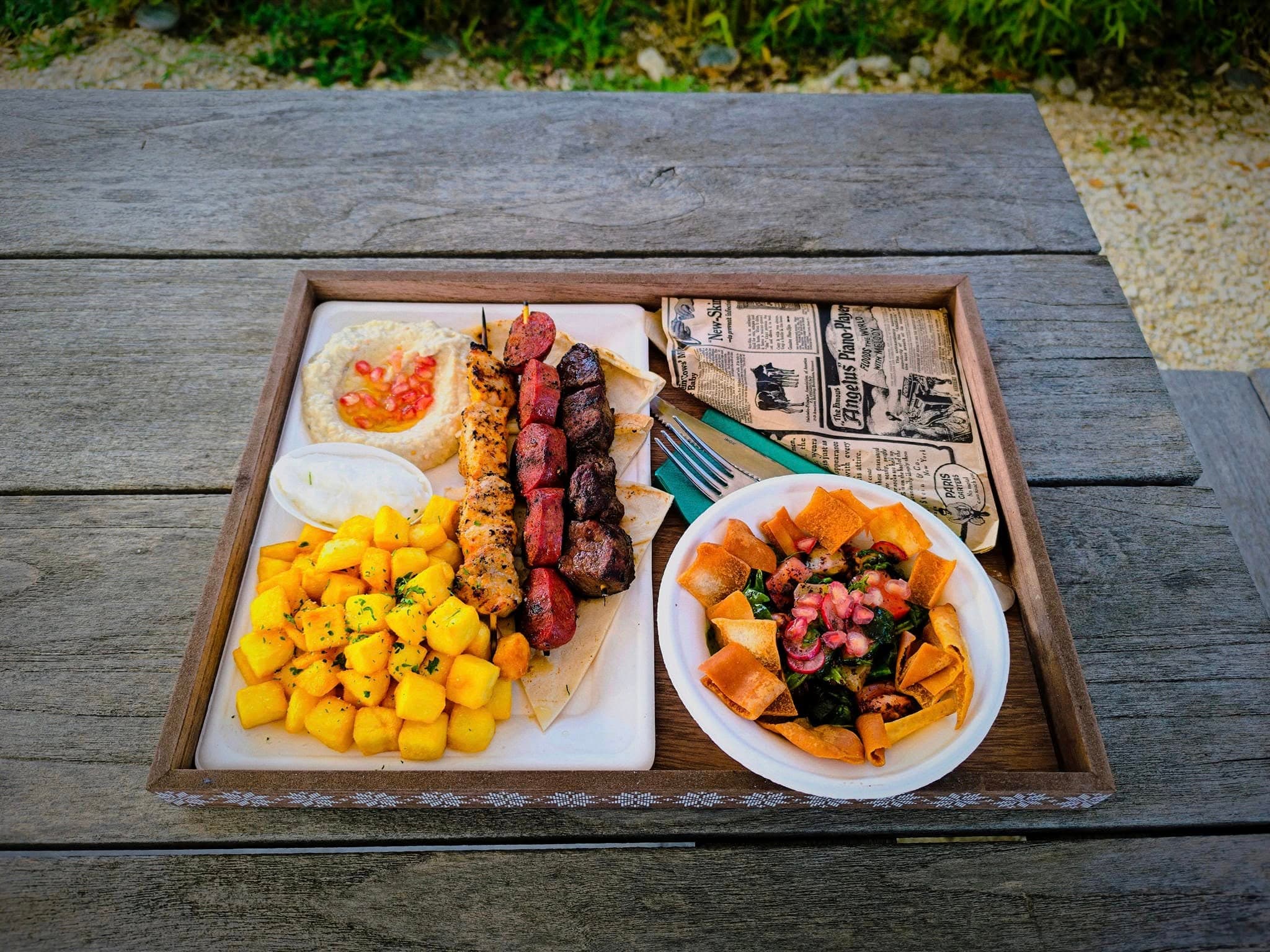 Plateau mixte : brochettes, houmous, patatas et fattoush