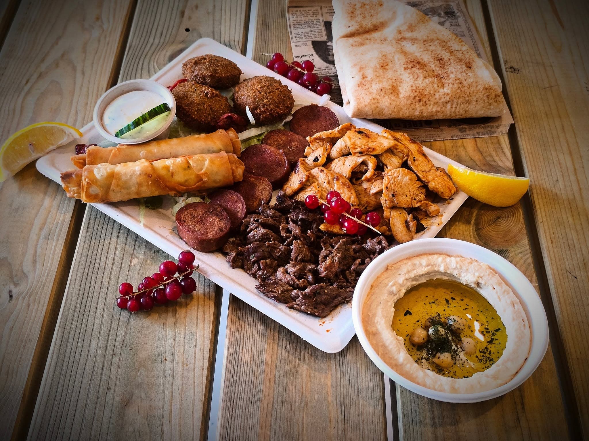Plateau mixte : falafels, boereks, chawarma et houmous
