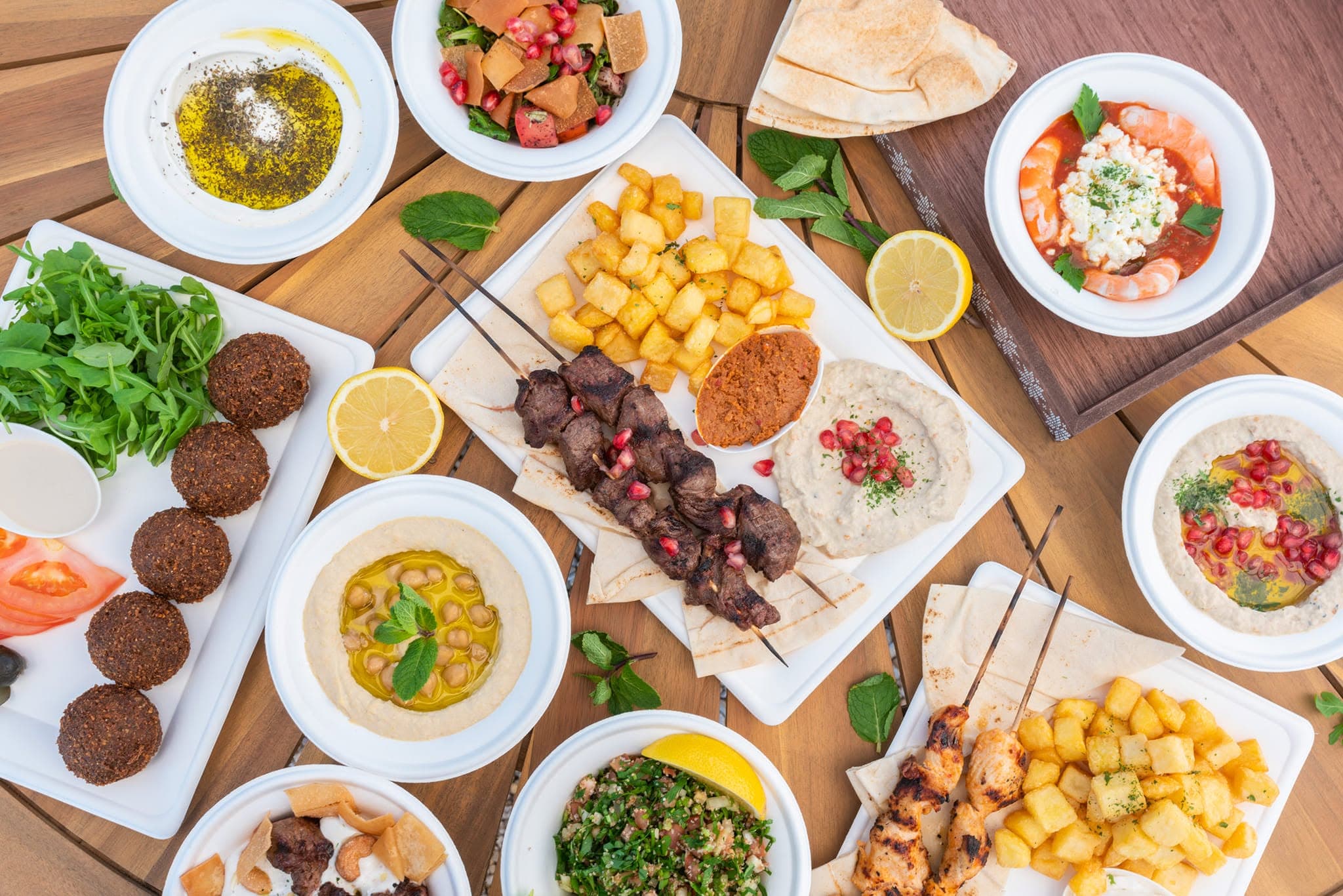 Table partagée de mezze libanais, vue du dessus
