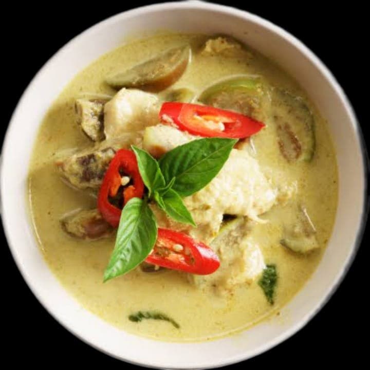 Curry vert au poulet, basilic thaï et piment