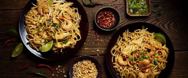 Pad thaï aux crevettes, cacahuètes concassées