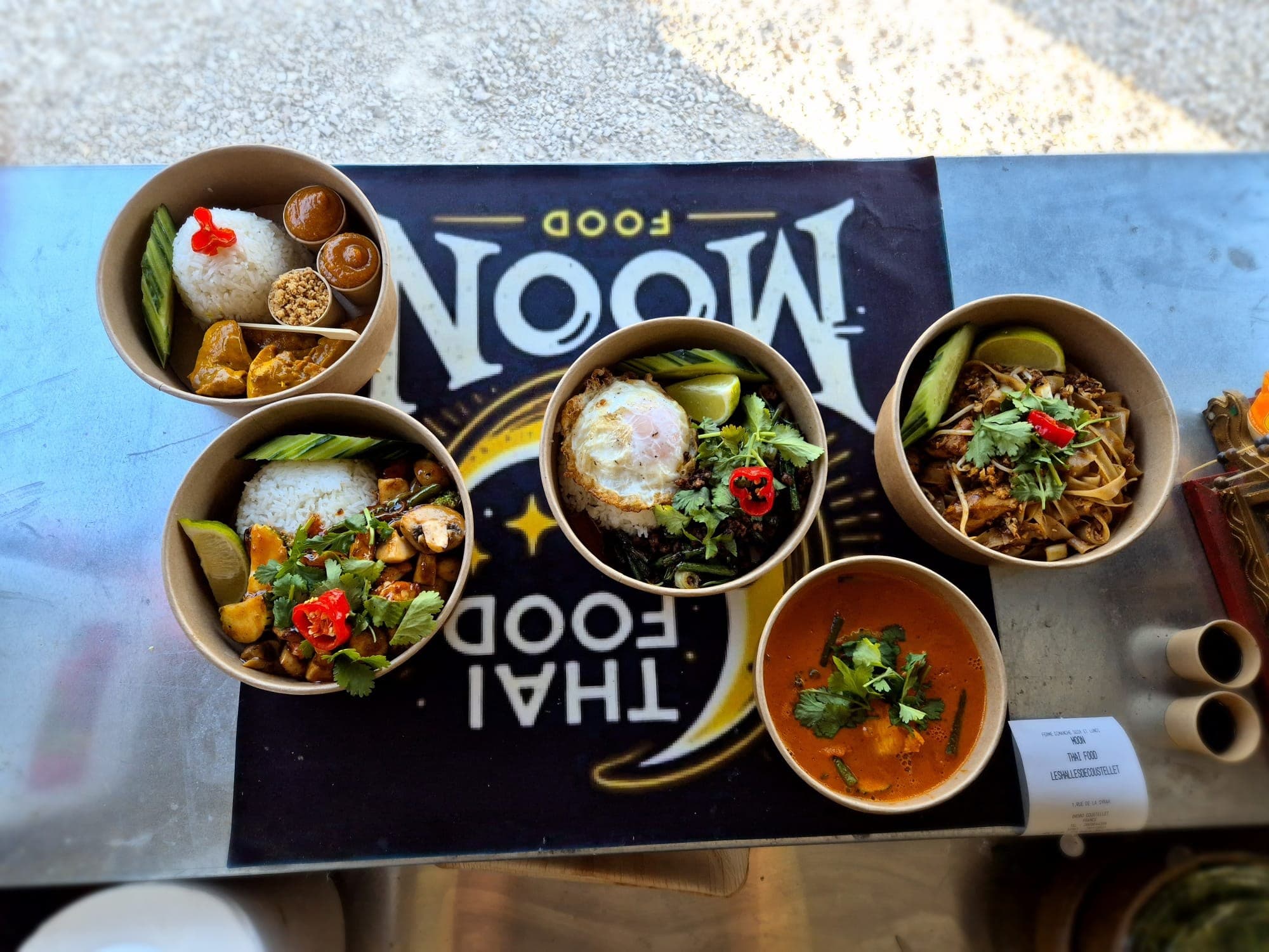 Plats du stand Thai Food Moon prêts à emporter