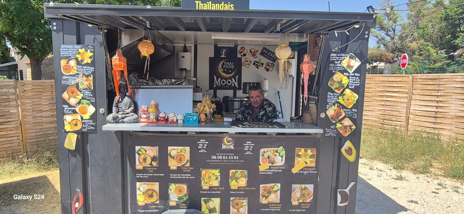 Façade du stand Thai Food Moon aux Halles de Coustellet