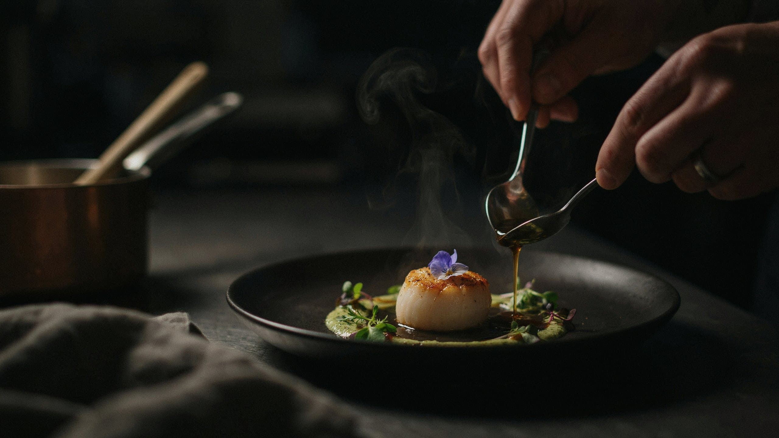 Dressage soigné d'une assiette au Comptoir du Marché, cuisine gastronomique et locale