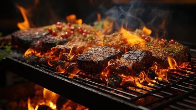 Pièces de viande grillées à la flamme sur le barbecue