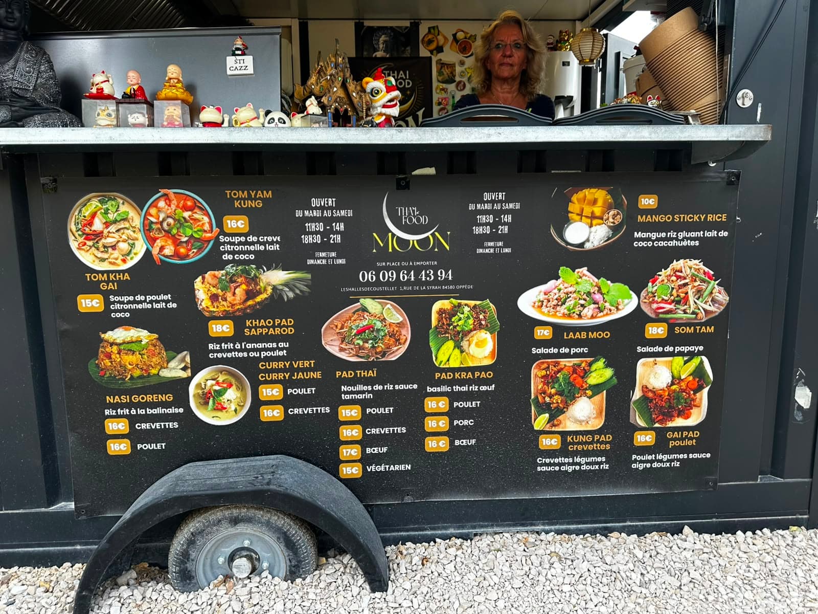 Comptoir du stand Thai Food Moon avec lanternes et bouddhas porte-bonheur