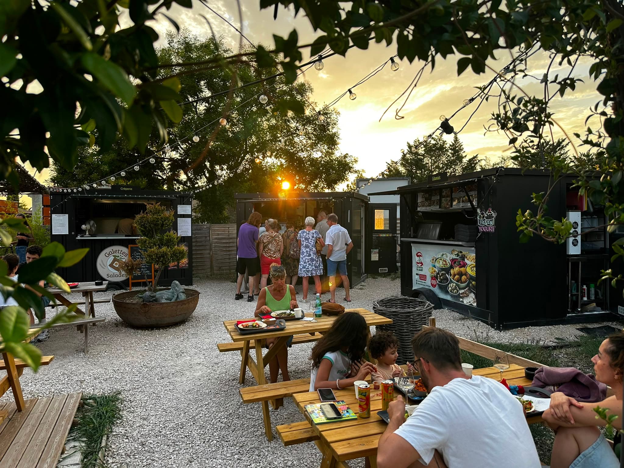 Disposition des stands et de la terrasse aux Halles de Coustellet