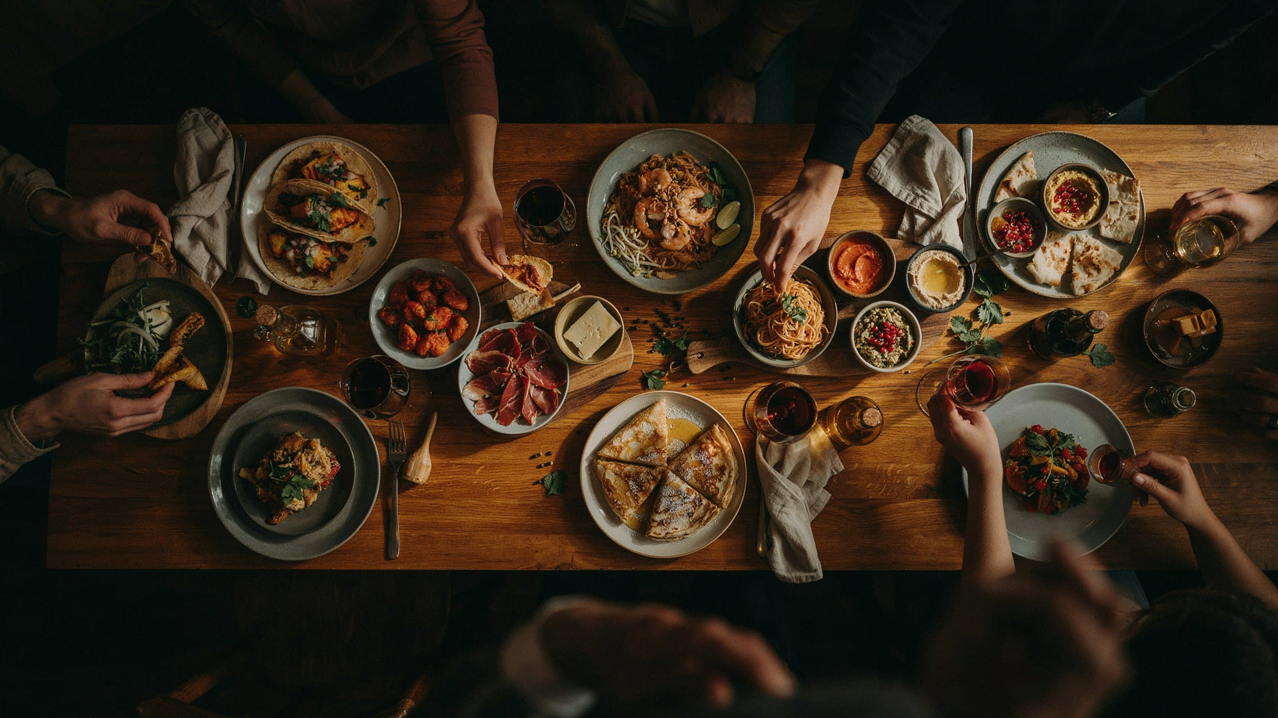 Une table partagée aux Halles de Coustellet, avec tacos, pad thaï, mezze libanais et grillades